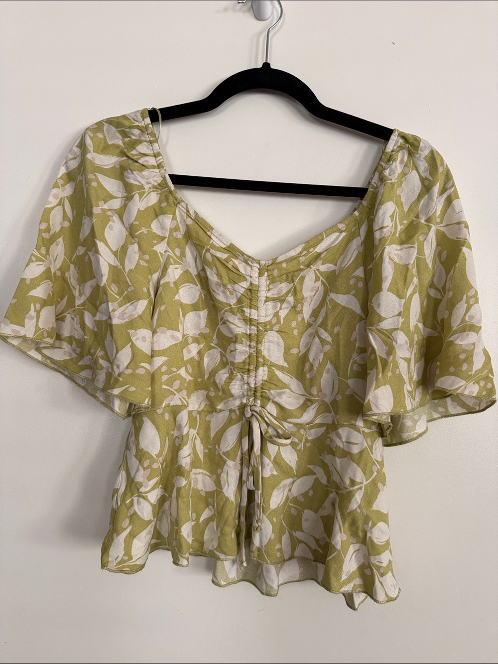NWOT URBAN Romantics Olive Green & White Floral Flutter-Sleeve Blouse